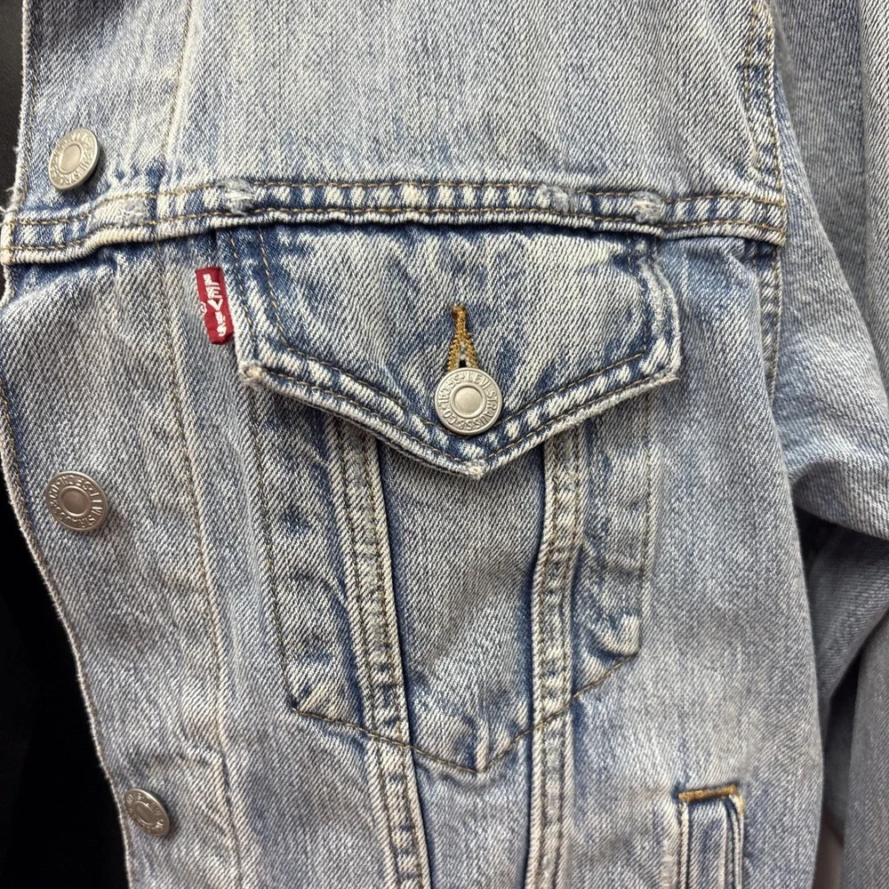 Levi's Light Stonewash Front Button Closure  Trucker Denim Jacket - Size Medium